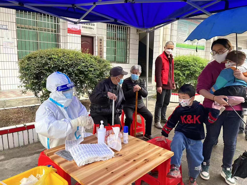 塘渡口镇：党员先锋队雨中助力全员核酸检测_邵阳头条网