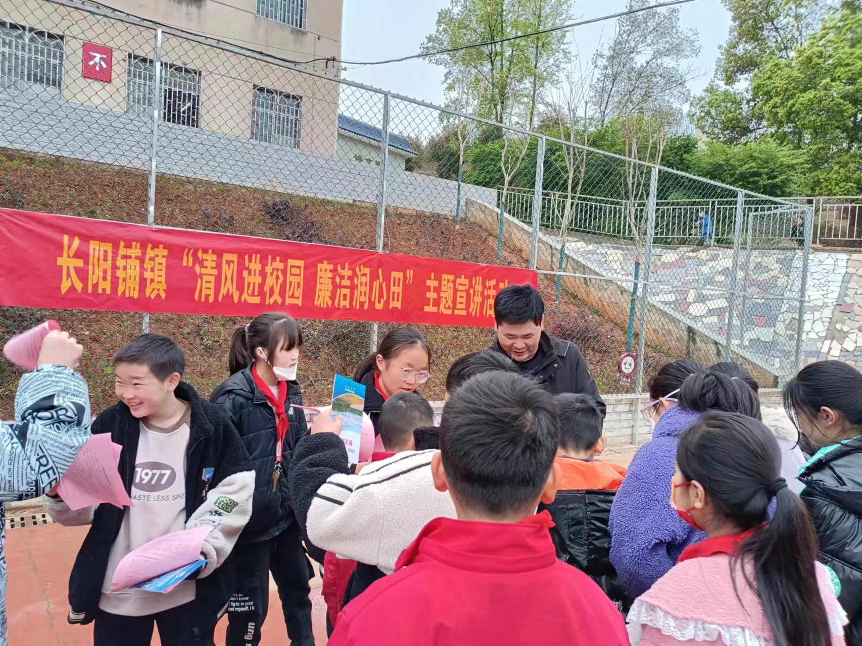 长阳铺镇纪委开展廉政文化进校园宣传活动_邵阳头条网