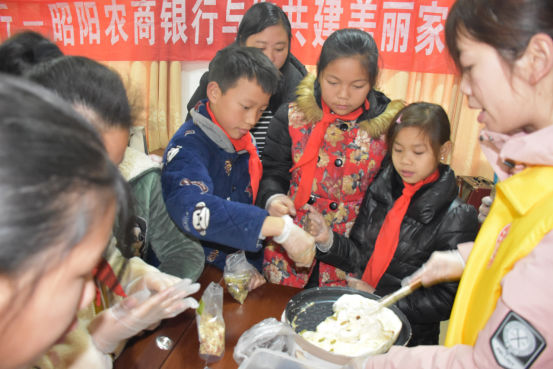 邵阳县多部门携手与留守儿童甜蜜过年(图1)