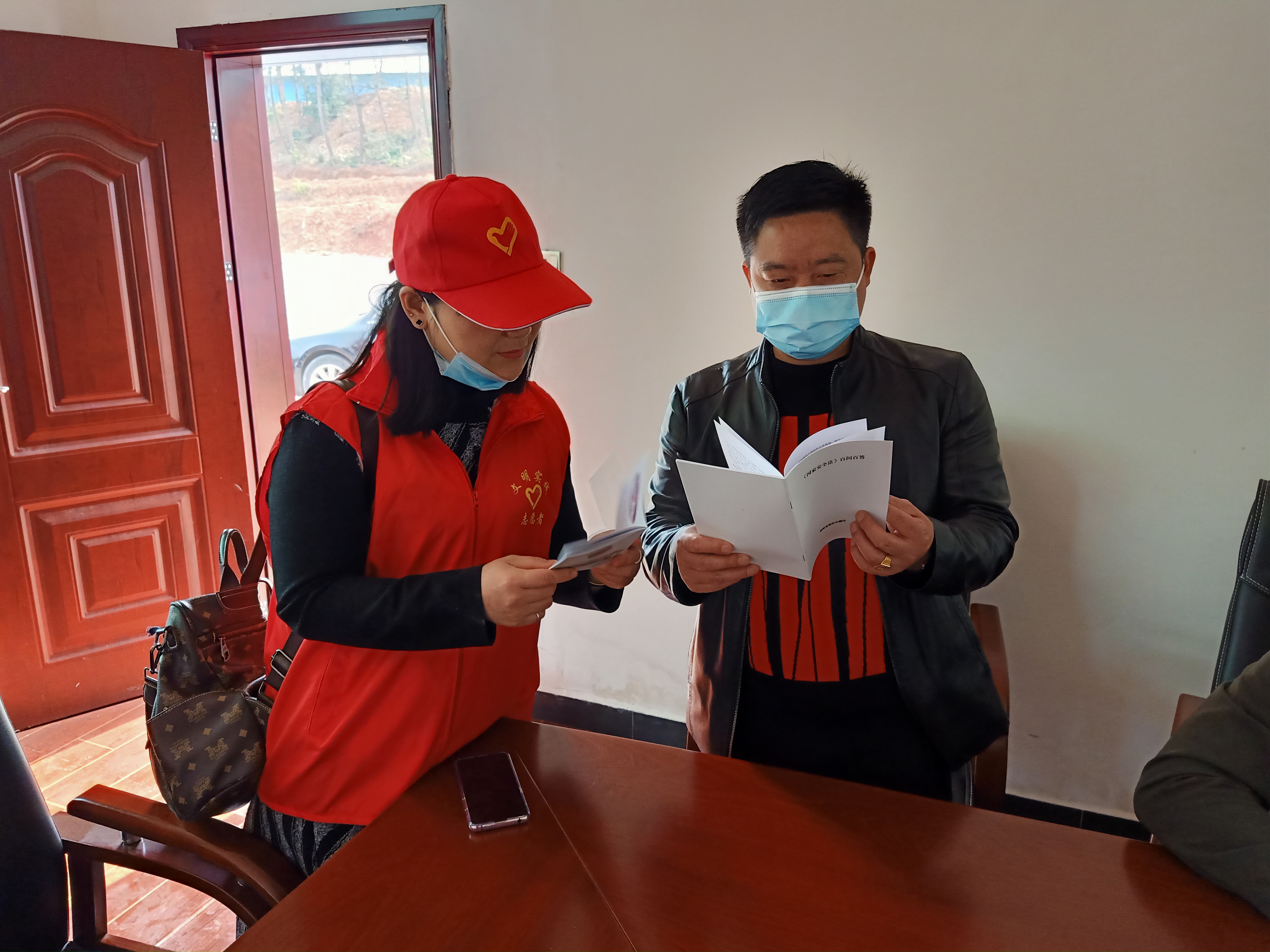 邵阳县科工信局开展国家安全宣传活动(图1)