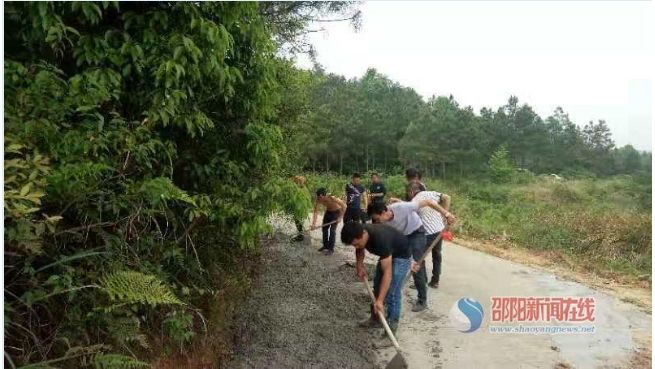 邵阳县长阳铺镇志愿者义务出资出力修路(图1)