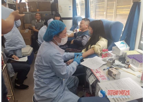 邵阳县长阳铺镇干群无偿献血聚爱心(图1)