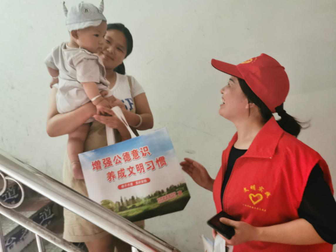 行政审批服务局扎实开展第三个"文明创建日"活动——“你我共建、打造文明新家园”(图1)
