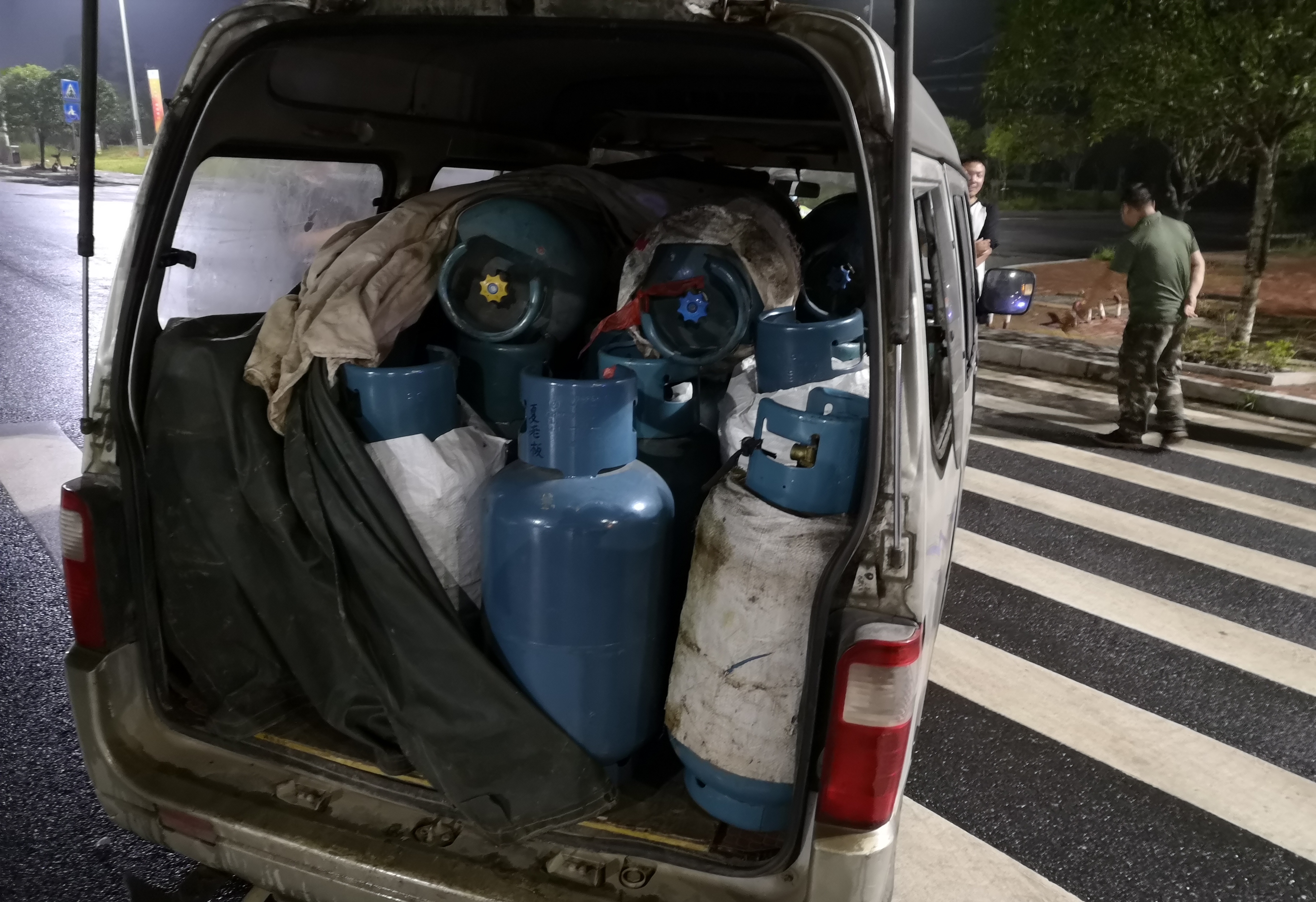 邵阳县运管所重拳整治危险货物运输 确保道路交通运输安全(图1)