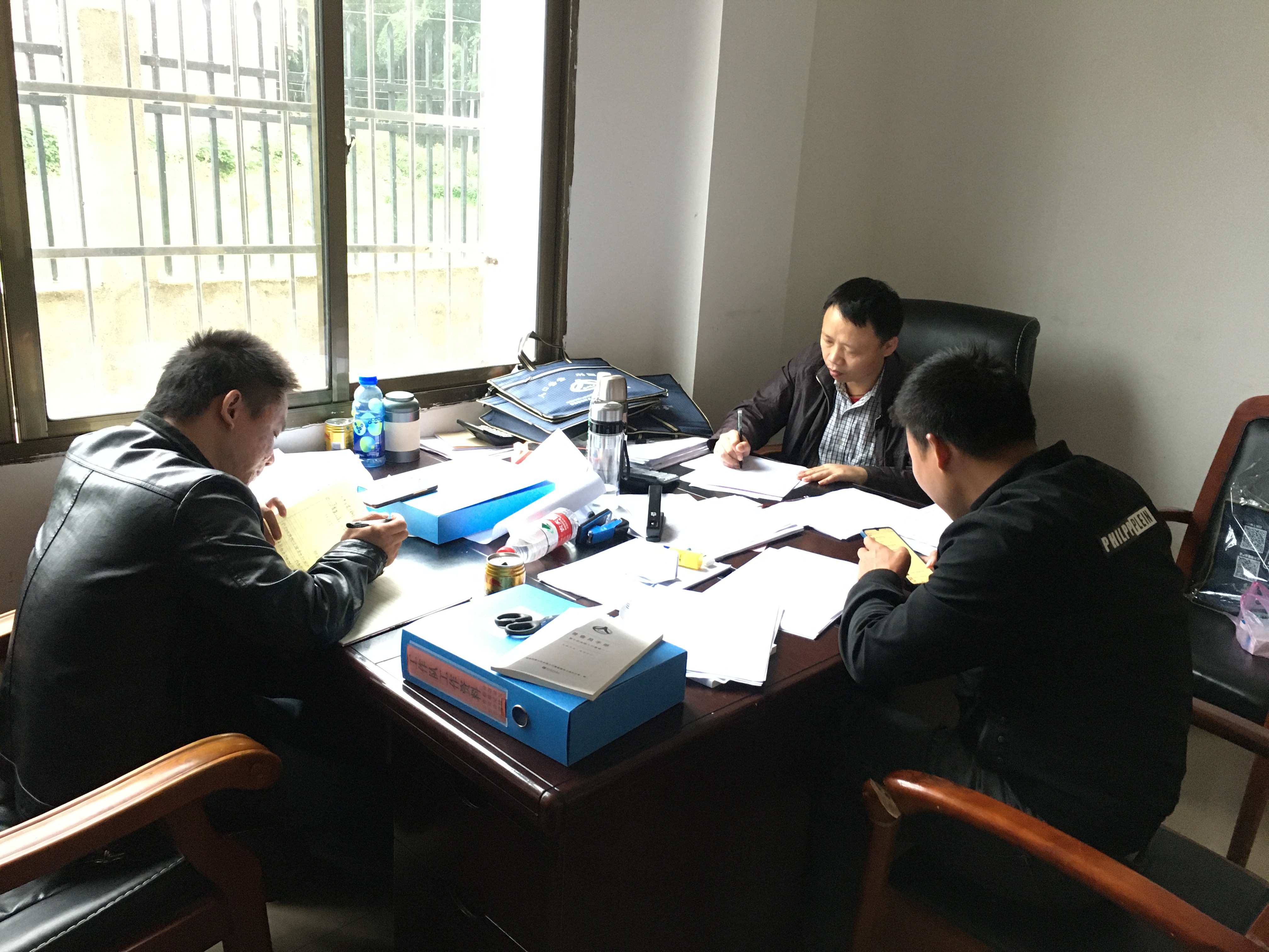 邵阳县科工信局协助帮扶村做好人口普查摸底工作(图1)