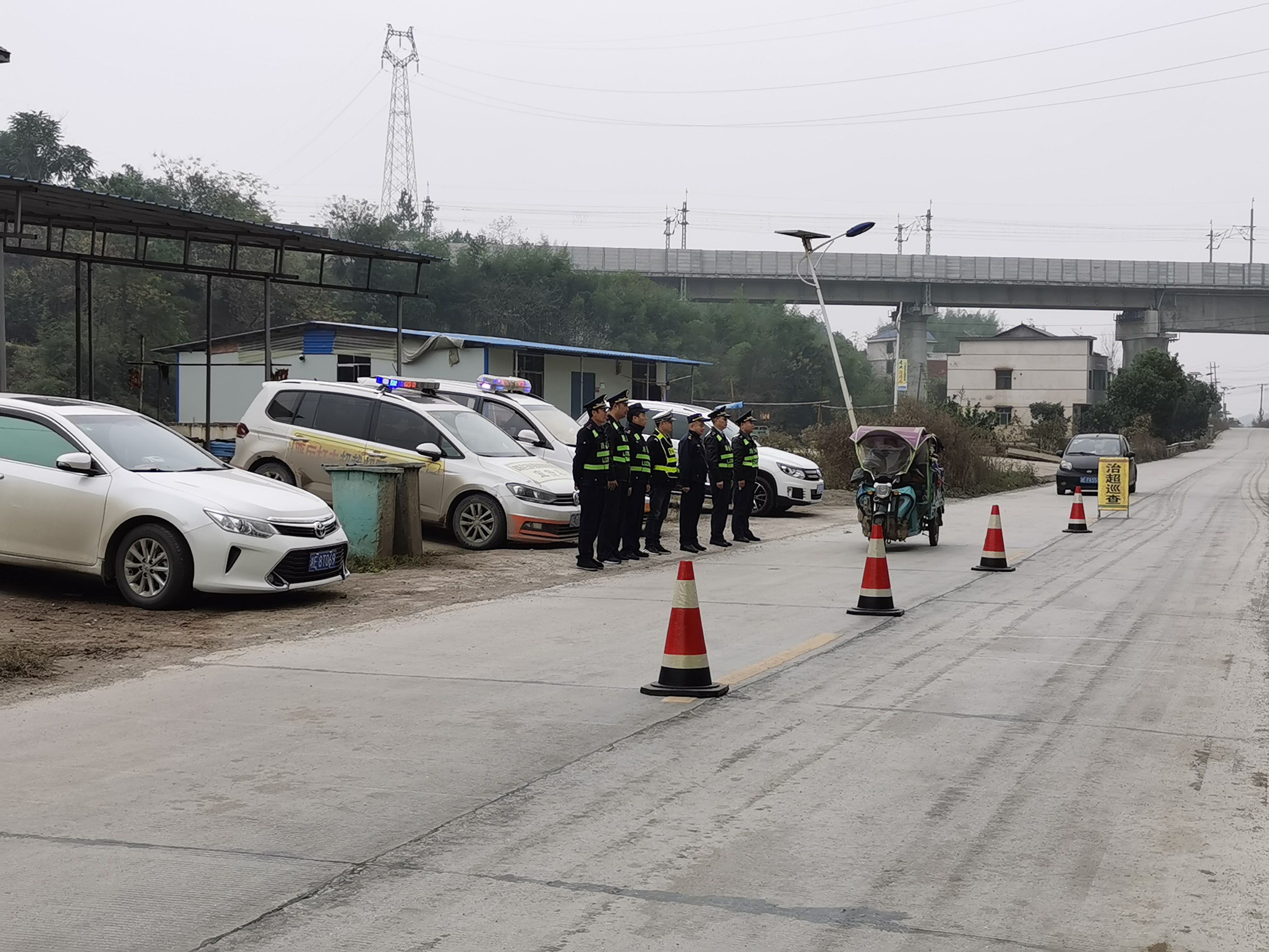 邵阳县治超站联合市北塔区开展车辆超限专项整治行动(图1)