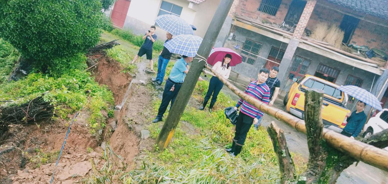 副县长刘丹赴黄荆乡检查指导防汛救灾和脱贫攻坚工作(图1)