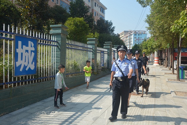 徐怀友副县长带队开展街面巡逻(图1)