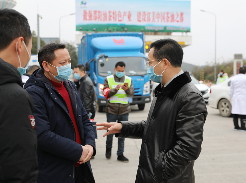 袁玉华走访慰问疫情防控一线工作人员(图1)