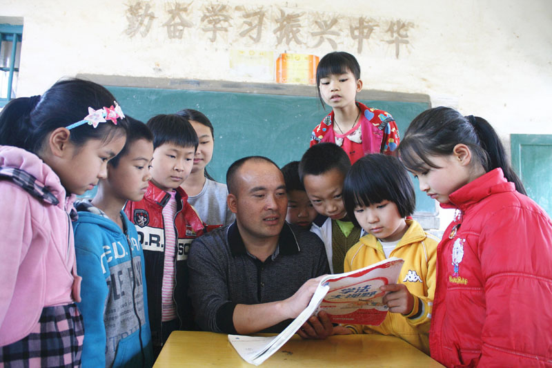 "大兵"教师乐教山区"留守孩"