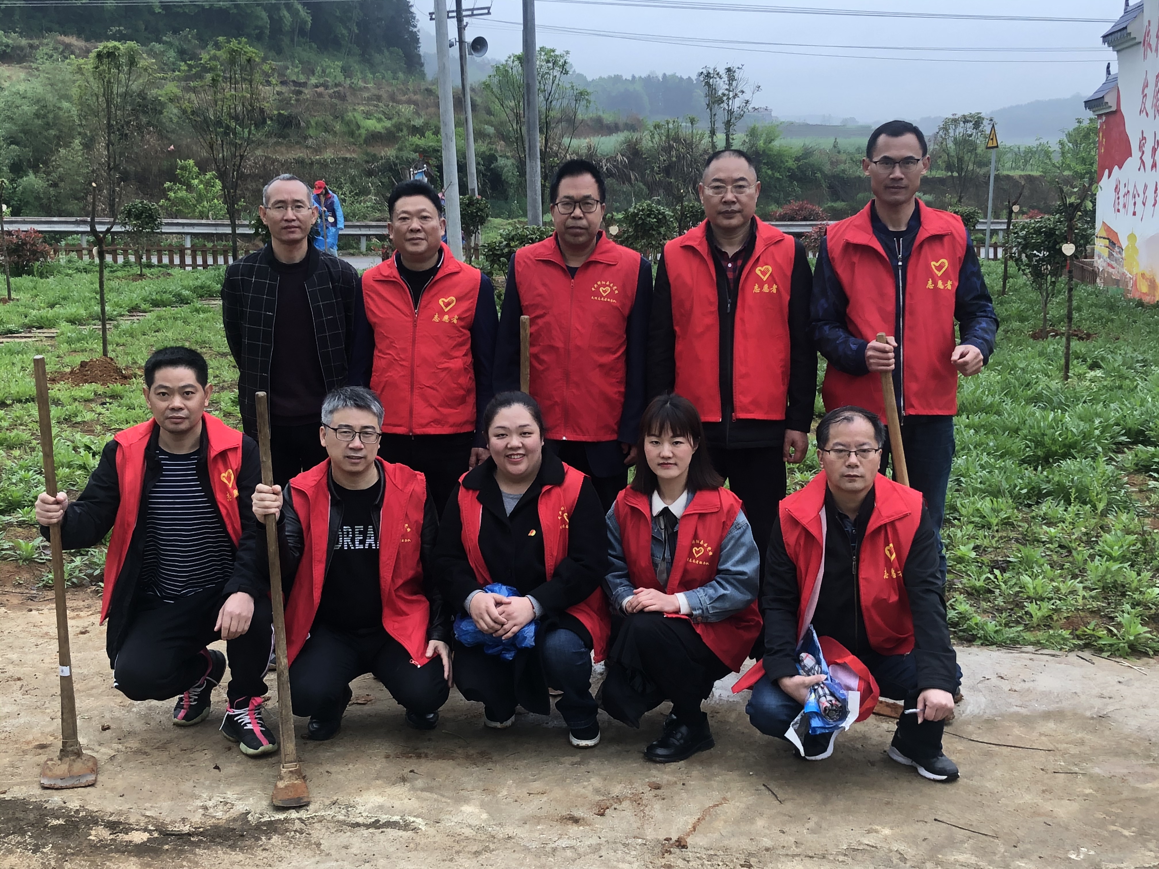 县委党校到金江乡开展义务植树活动(图1)