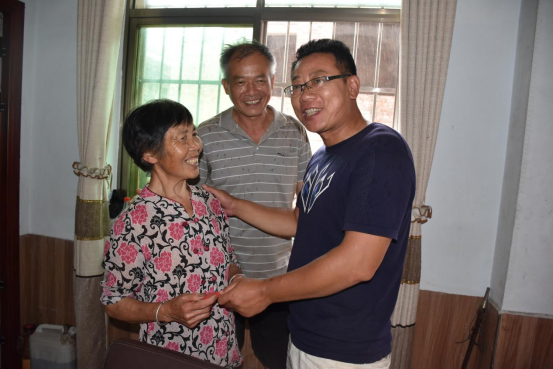邵阳县民政局携手社会组织慰问长阳铺镇新立村“在党50年”老党员(图2)