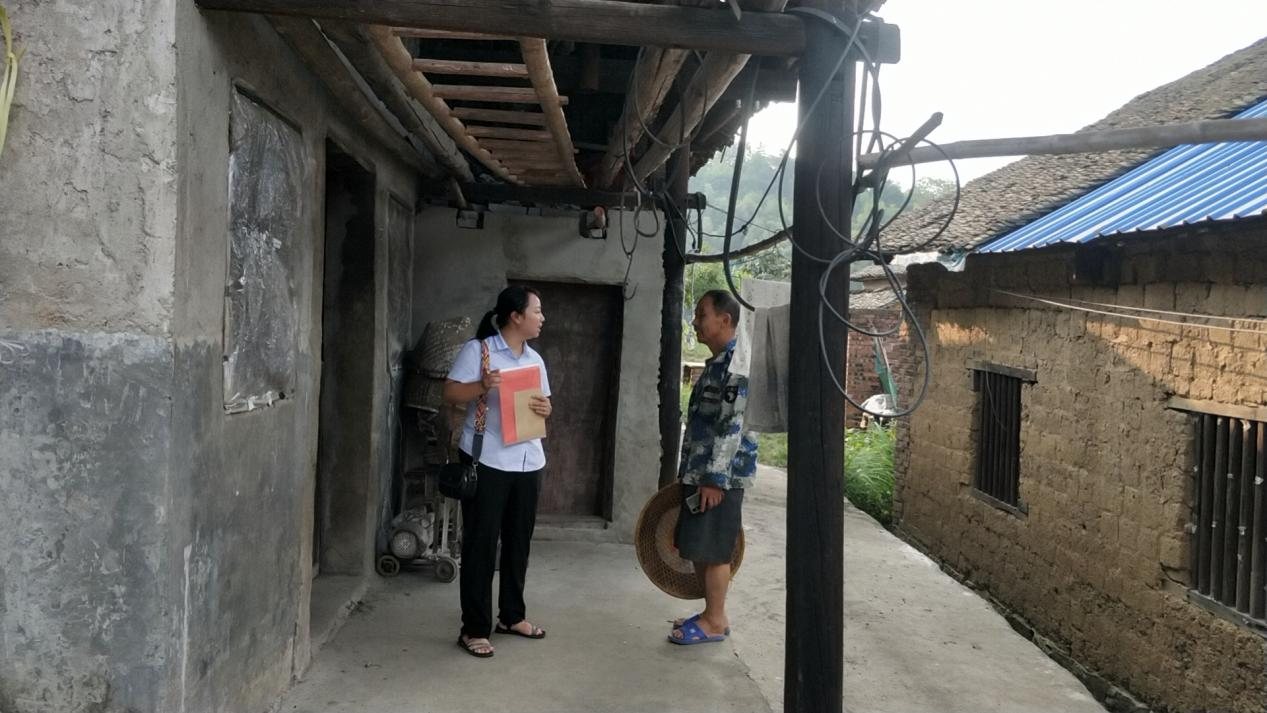 县行政审批服务局开展“民情恳谈大走访”宣传活动(图1)
