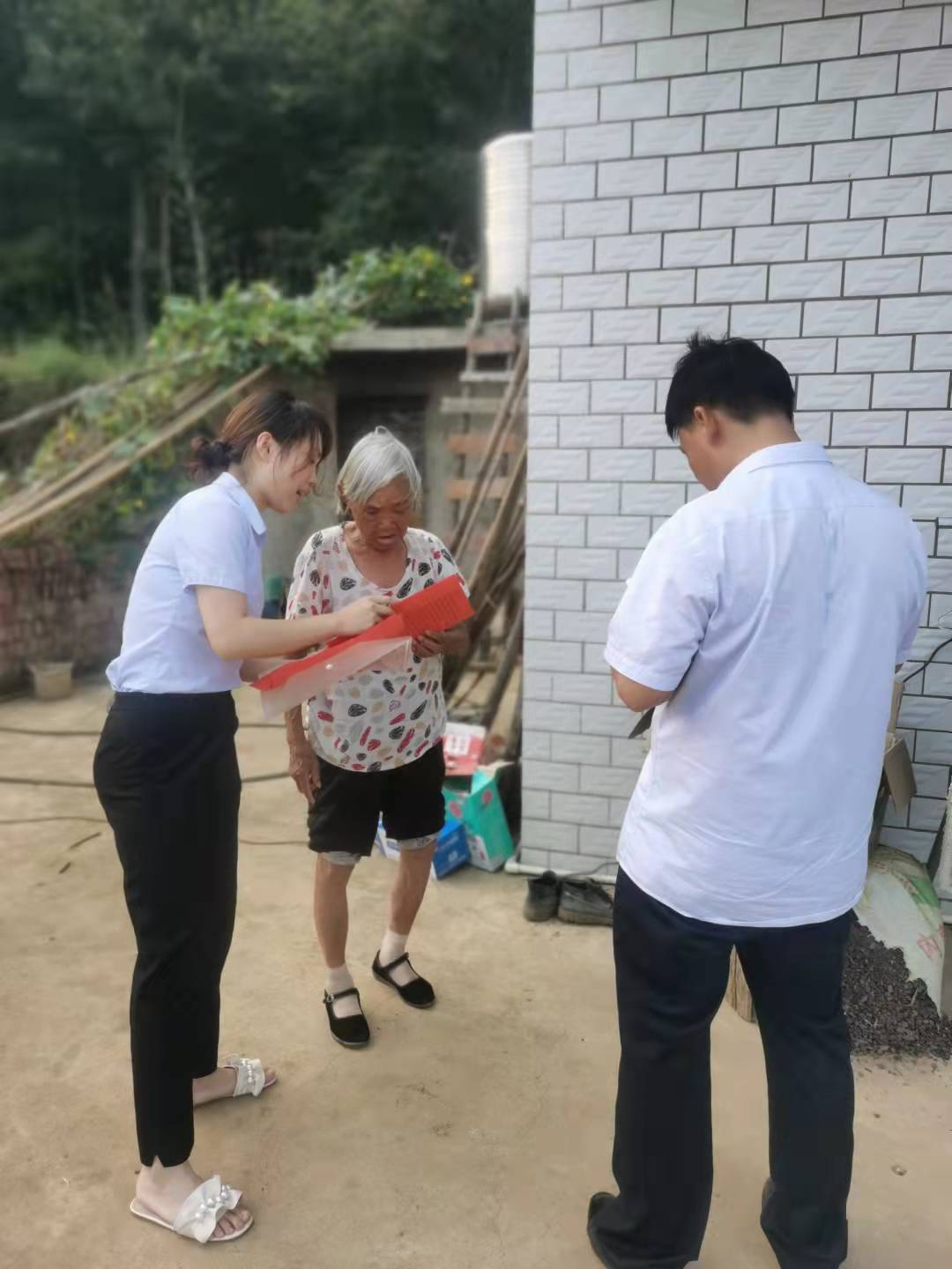 县行政审批服务局开展“民情恳谈大走访”宣传活动(图2)