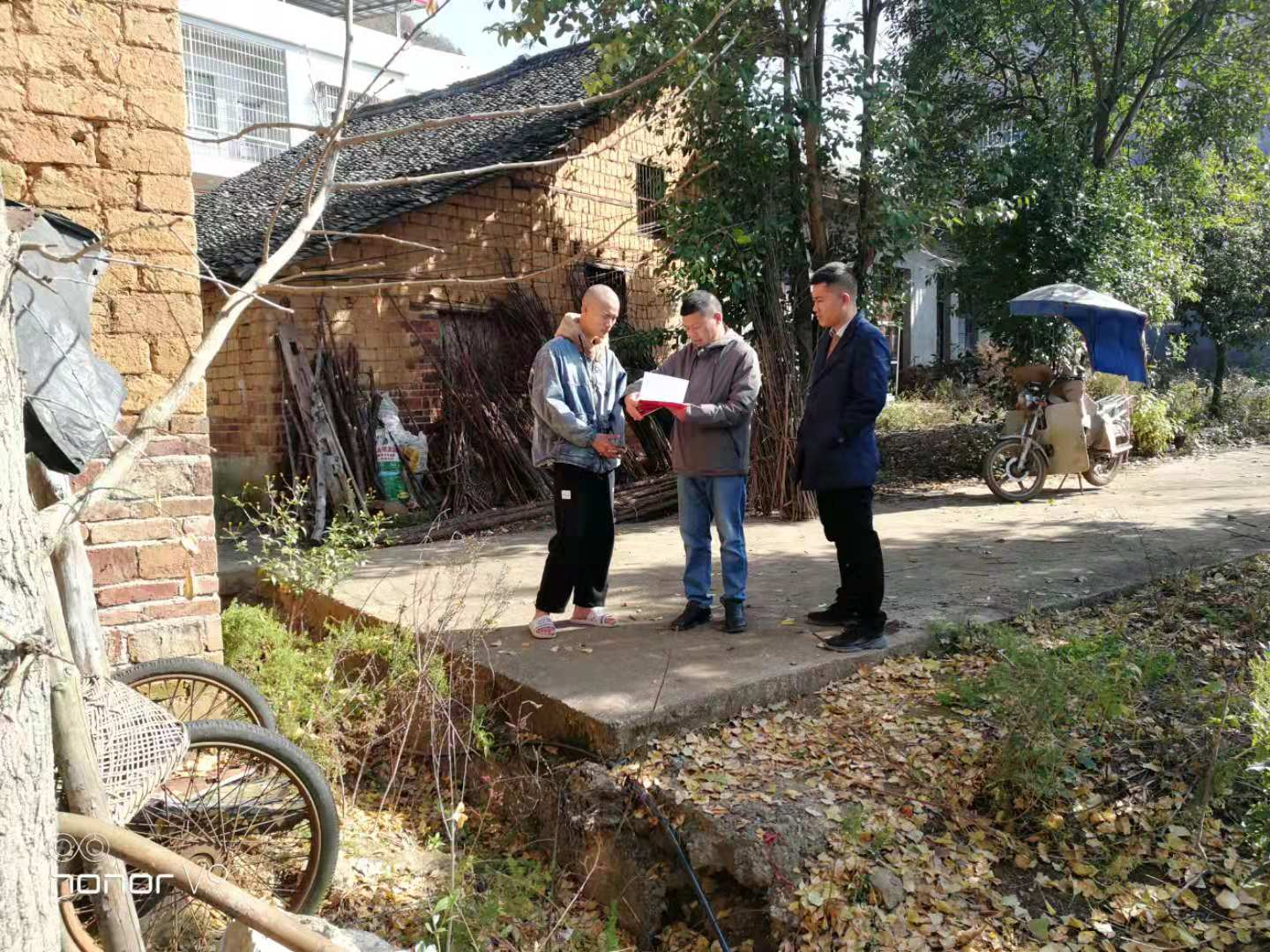县行政审批服务局开展“12.4宪法宣传周”宣传活动(图1)