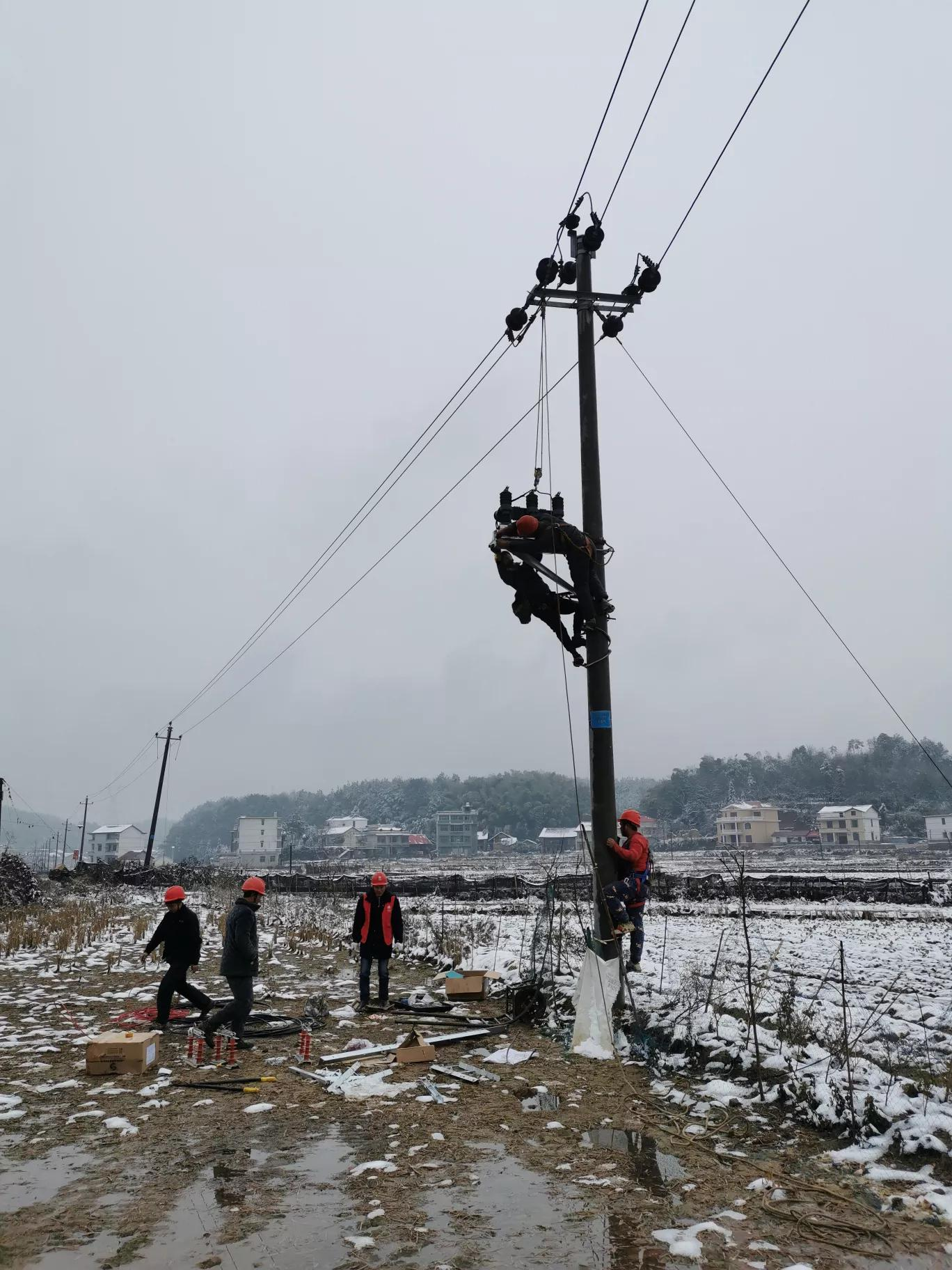 邵阳县塘渡口镇：风雪无阻战寒冬 抢修供电暖人心(图2)