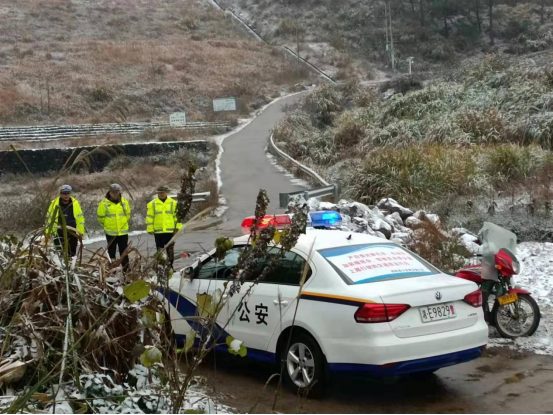 白仓镇积极开展“铲雪除冰”行动应对雨雪冰冻天气(图6)