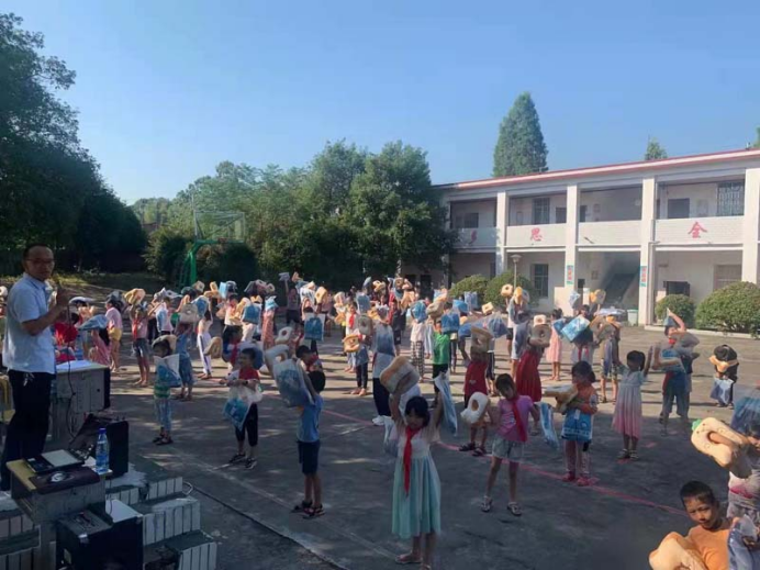 邵阳县岩口铺镇中兴小学获赠一批校服和睡枕（张勇跃）(图2)