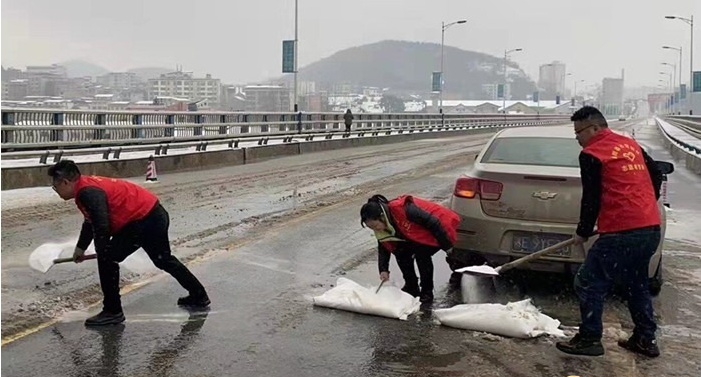 邵阳县塘渡口镇：志愿“红”力战冰雪“白”(图1)