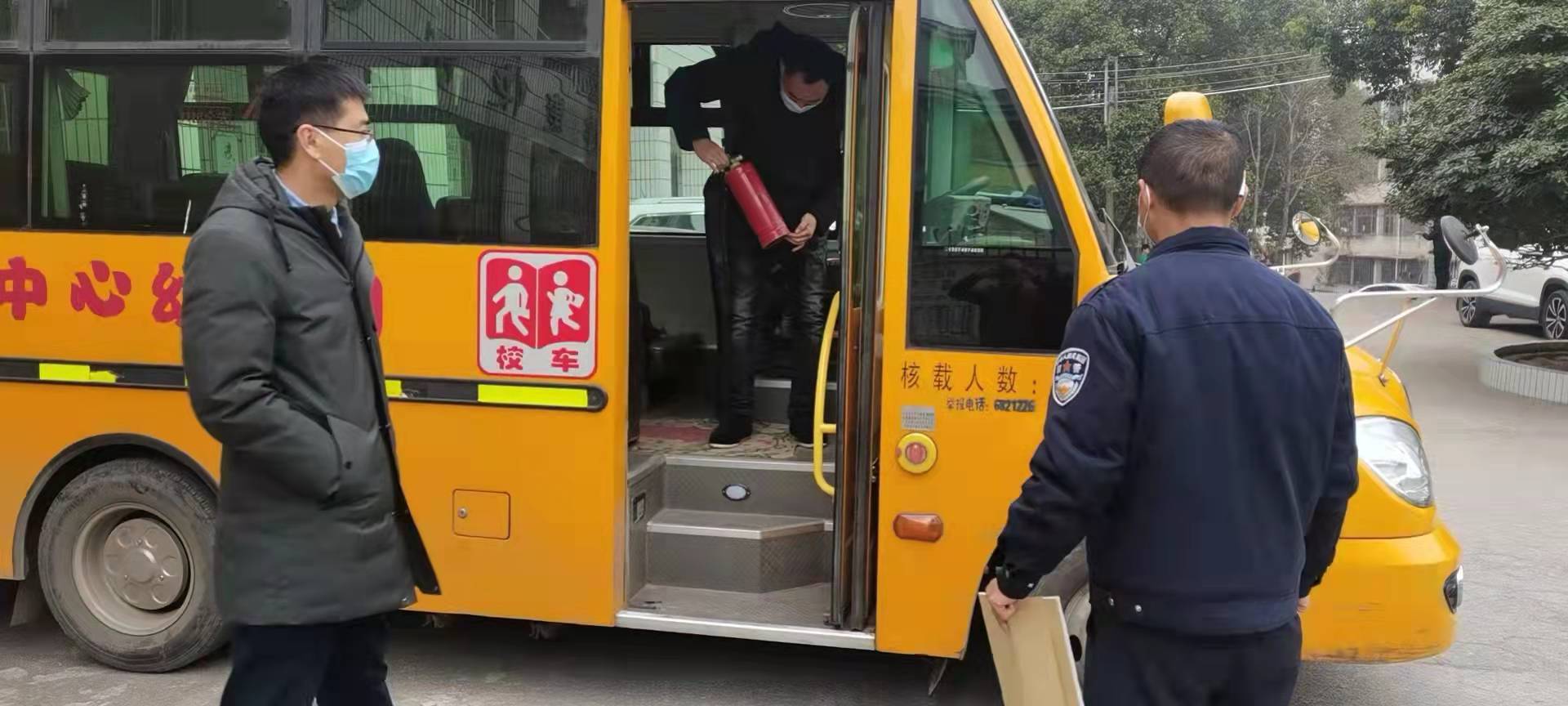 长阳铺镇开展年底校车安全专项检查(图1)