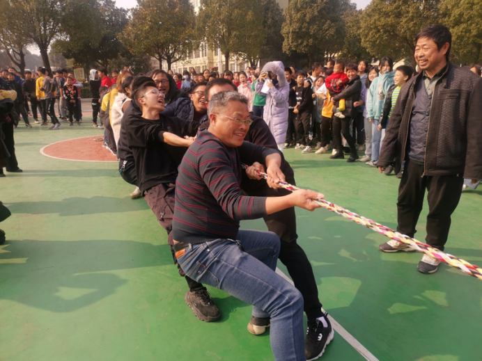 邵阳县岩口铺镇中学举行关爱留守学生快乐日活动暨拔河比赛（张勇跃）(图2)