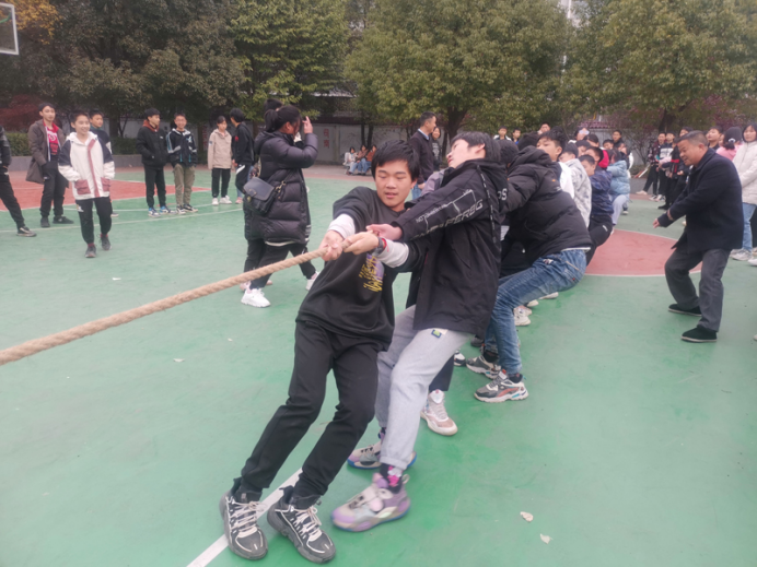 邵阳县岩口铺镇中学举行关爱留守学生快乐日活动暨拔河比赛（张勇跃）(图1)