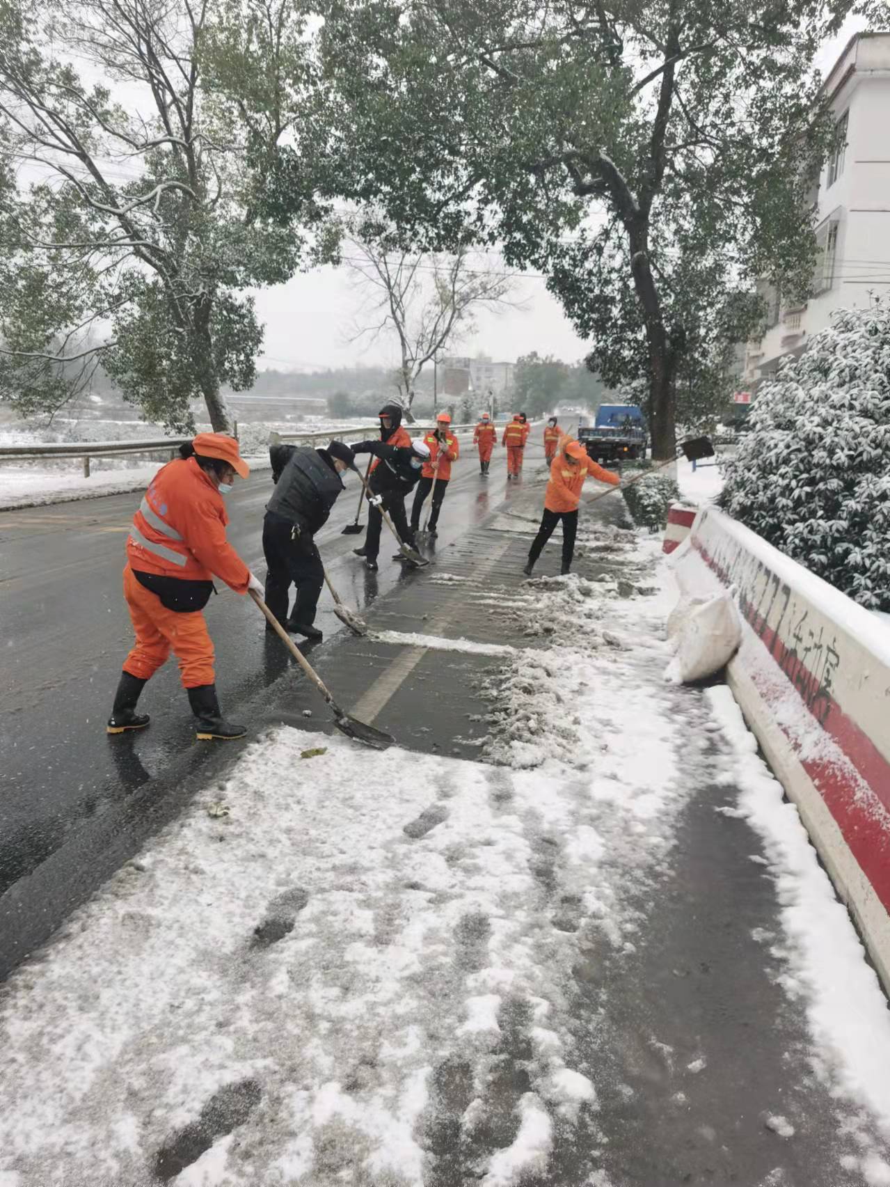 长阳铺镇开展道路清雪行动(图1)