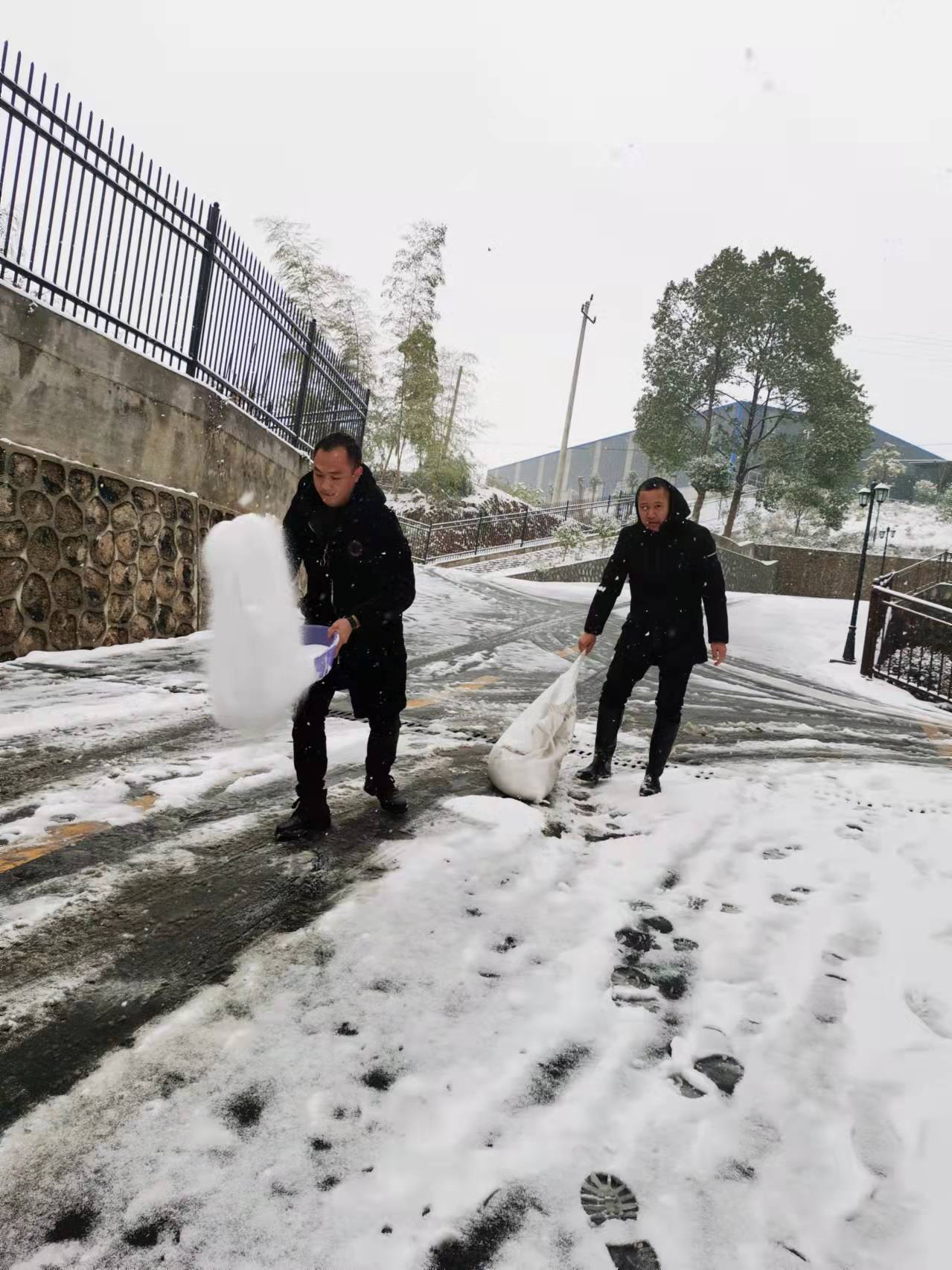 长阳铺镇开展道路清雪行动(图2)