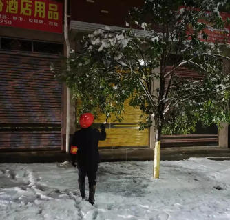 邵阳县塘渡口镇：铲冰除雪保平安 志愿服务在行动(图5)