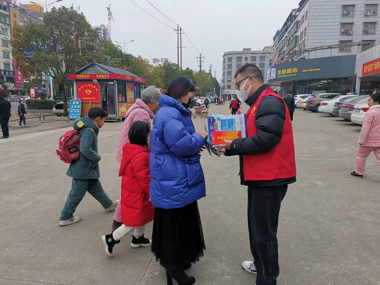 邵阳县：大学生志愿者“送法下乡”(图2)