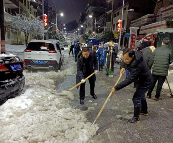 邵阳县乡村振兴局凌晨深入桂竹山社区开展扫雪除冰大行动(图1)