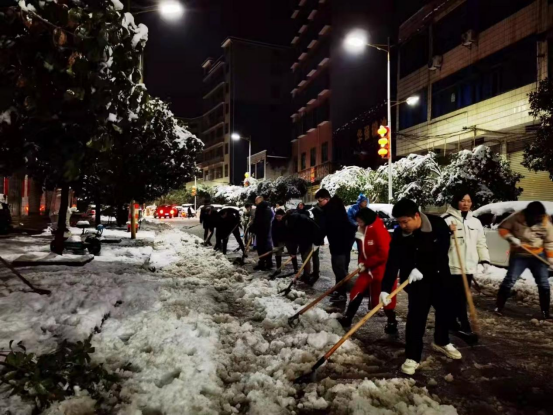 邵阳县乡村振兴局在桂竹山社区开展“党心映初心，扫雪表衷心”活动(图1)