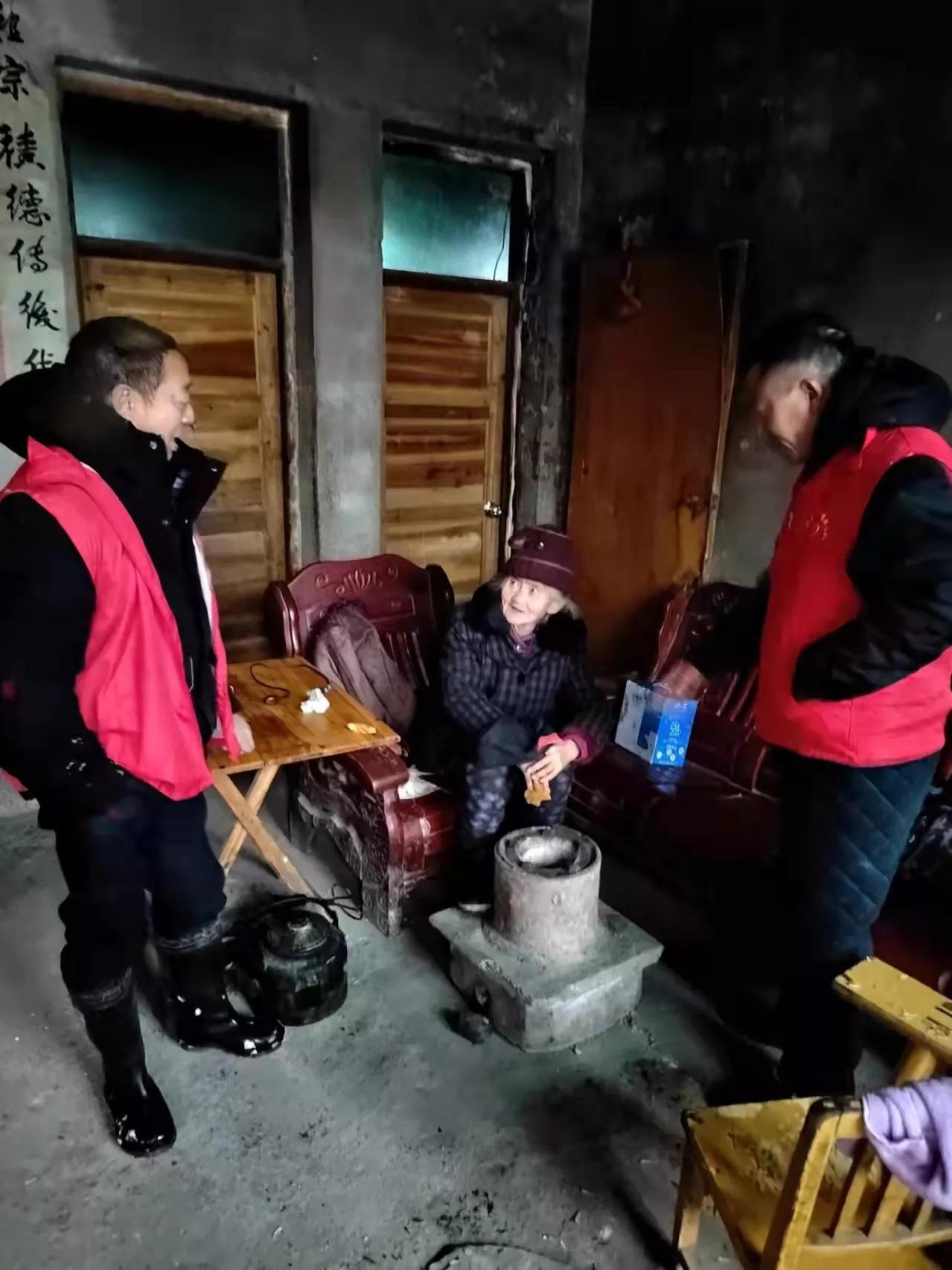 邵阳县塘渡口镇：党员干部齐上阵“敲门行动”暖人心(图1)