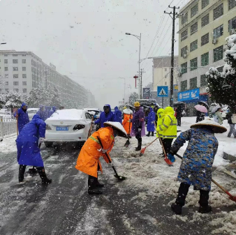 邵阳县塘渡口镇：党员干部齐上阵 破冰除雪保平安(图1)