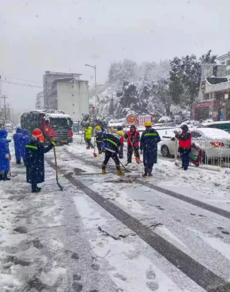 邵阳县塘渡口镇：党员干部齐上阵 破冰除雪保平安(图5)