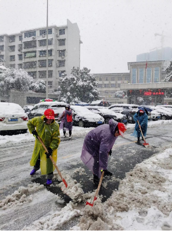 邵阳县塘渡口镇：党员干部齐上阵 破冰除雪保平安(图2)