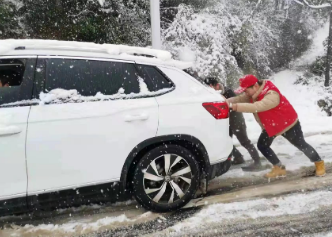 邵阳县塘渡口镇：党员干部齐上阵 破冰除雪保平安(图4)
