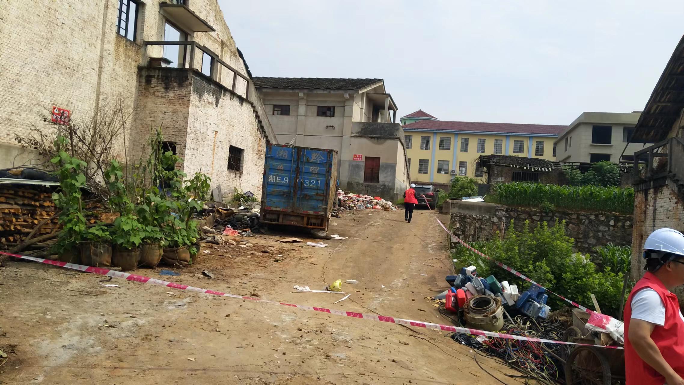 邵阳县长阳铺镇:坚持党建引领 开展房屋安全专项整治“百日攻坚”行动(图1)