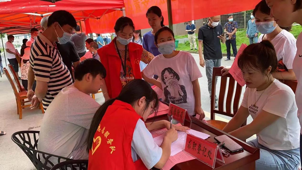邵阳县塘渡口镇开展脱贫劳动力专场招聘会(图2)