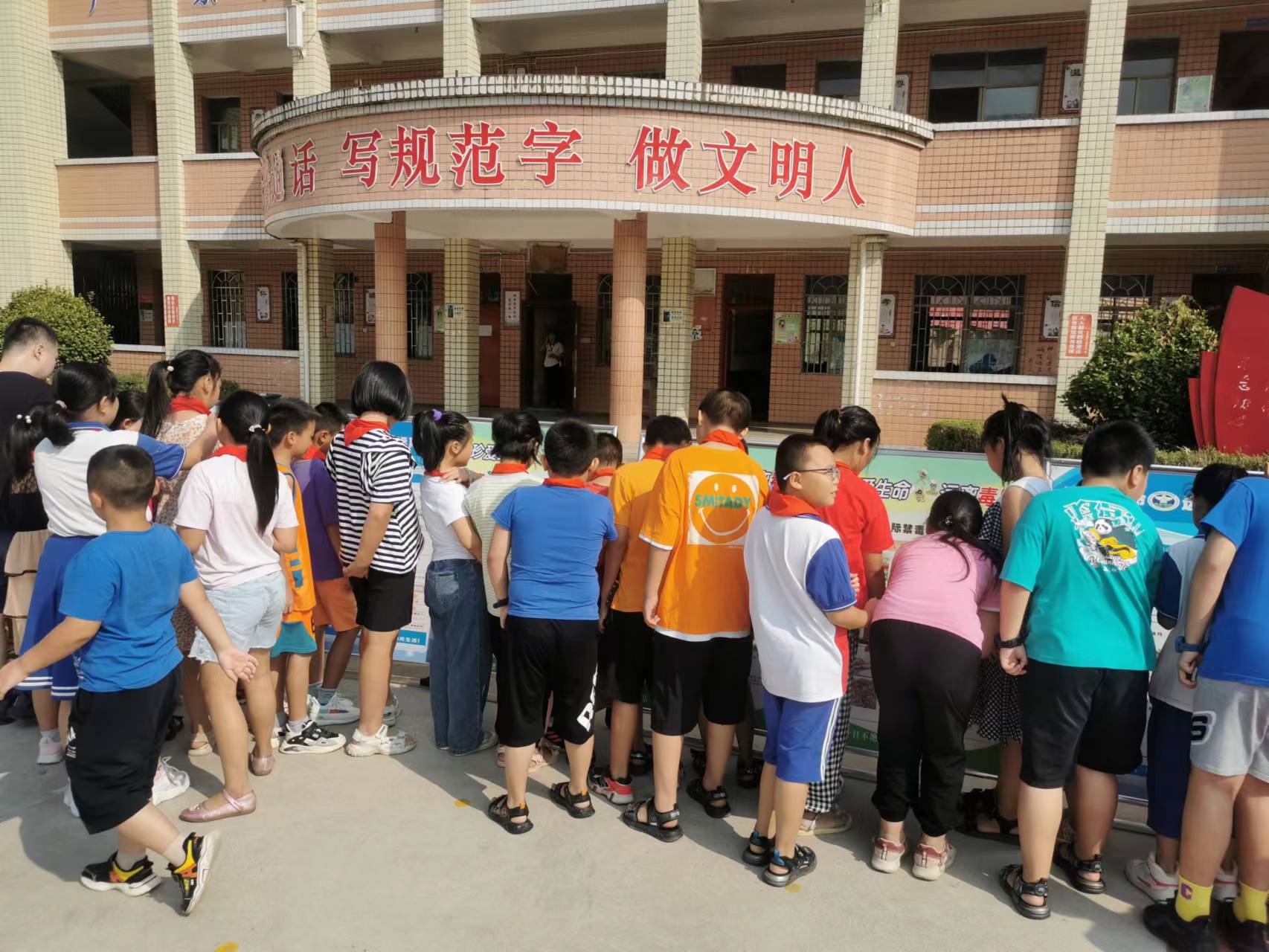 邵阳县长阳铺镇:开展禁毒反电诈知识进校园宣讲活动(图2)