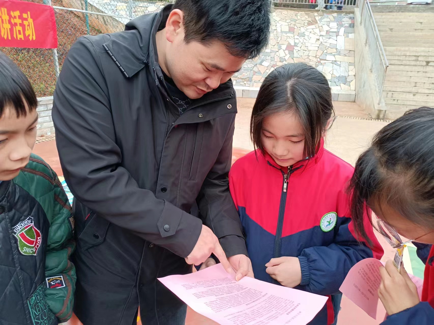 长阳铺镇纪委开展廉政文化进校园宣传活动(图2)