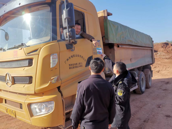 邵阳县开展治超政策“上车进企业”宣传活动(图2)