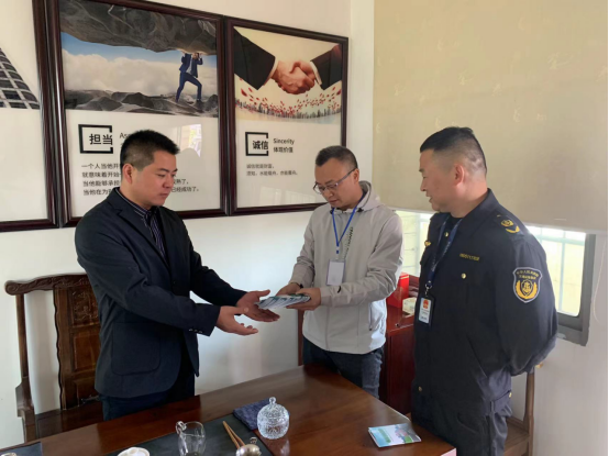 邵阳县开展治超政策“上车进企业”宣传活动(图3)