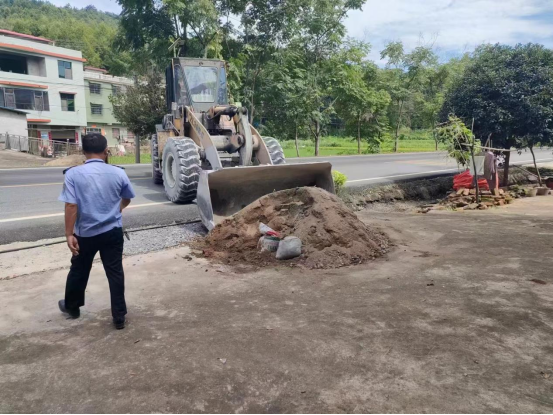 邵阳县交通运输局综合行政执法大队：积极开展路域环境整治 提升道路颜值(图1)