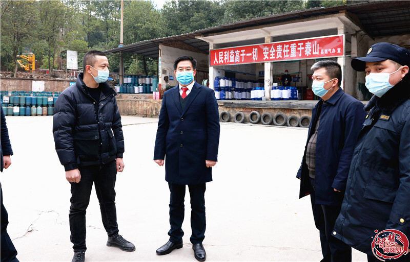 袁胜良采取“四不两直”在城区督导疫情防控及安全生产工作(图4)