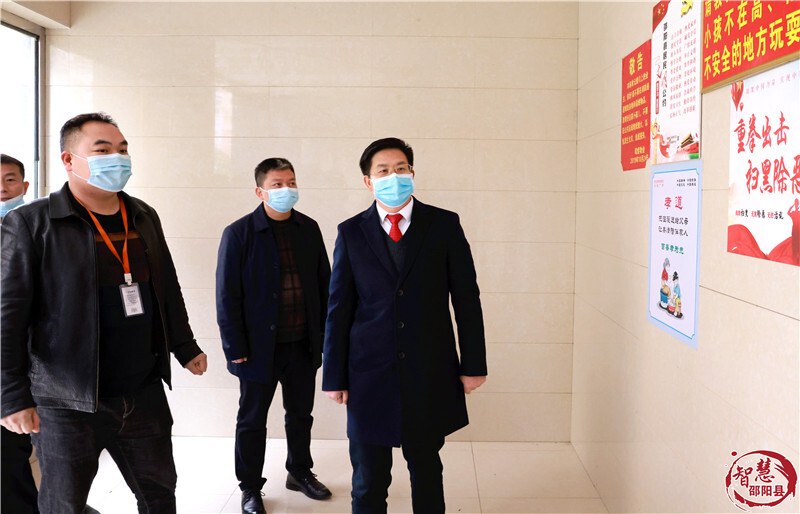 袁胜良采取“四不两直”在城区督导疫情防控及安全生产工作(图1)
