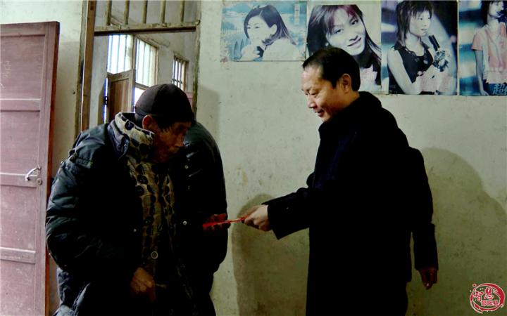 周玉祥到白仓镇开展帮扶救助送温暖活动并督导安全生产(图1)