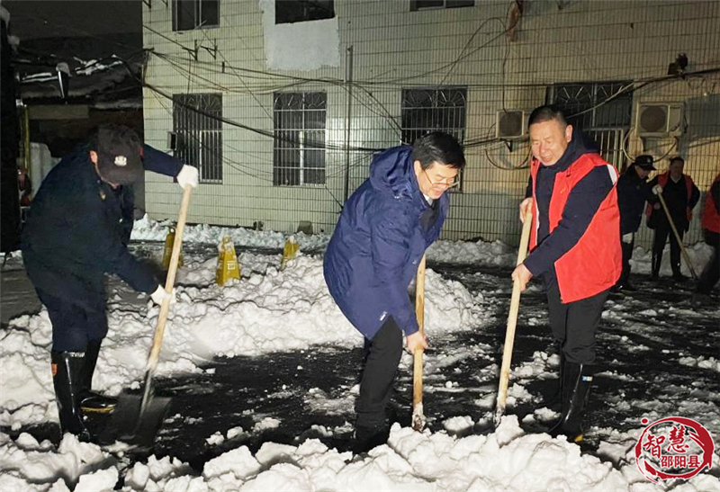 袁胜良深夜督导检查低温雨雪冰冻天气应对工作(图1)