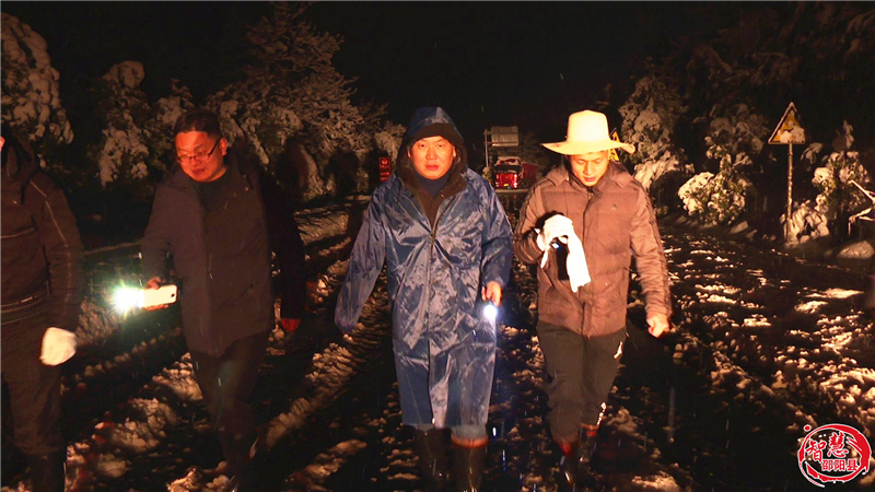 刘晨旭现场调度雨雪天气道路保畅工作(图1)