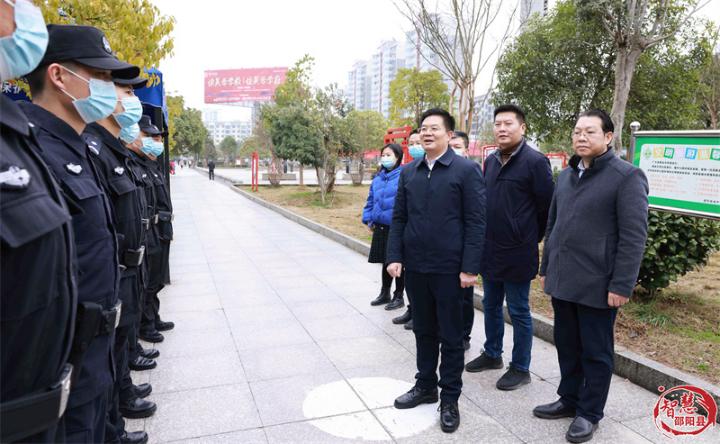 袁胜良走访慰问春节期间一线值守干部职工(图1)